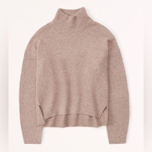 Cozy Abercrombie Beige Turtleneck Sweater Size M